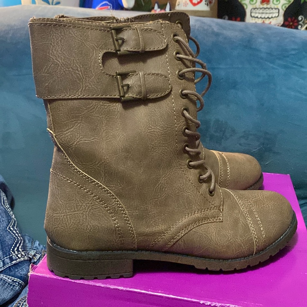 Like new Rampage jexmela taupe distress size 8.5 combat boots